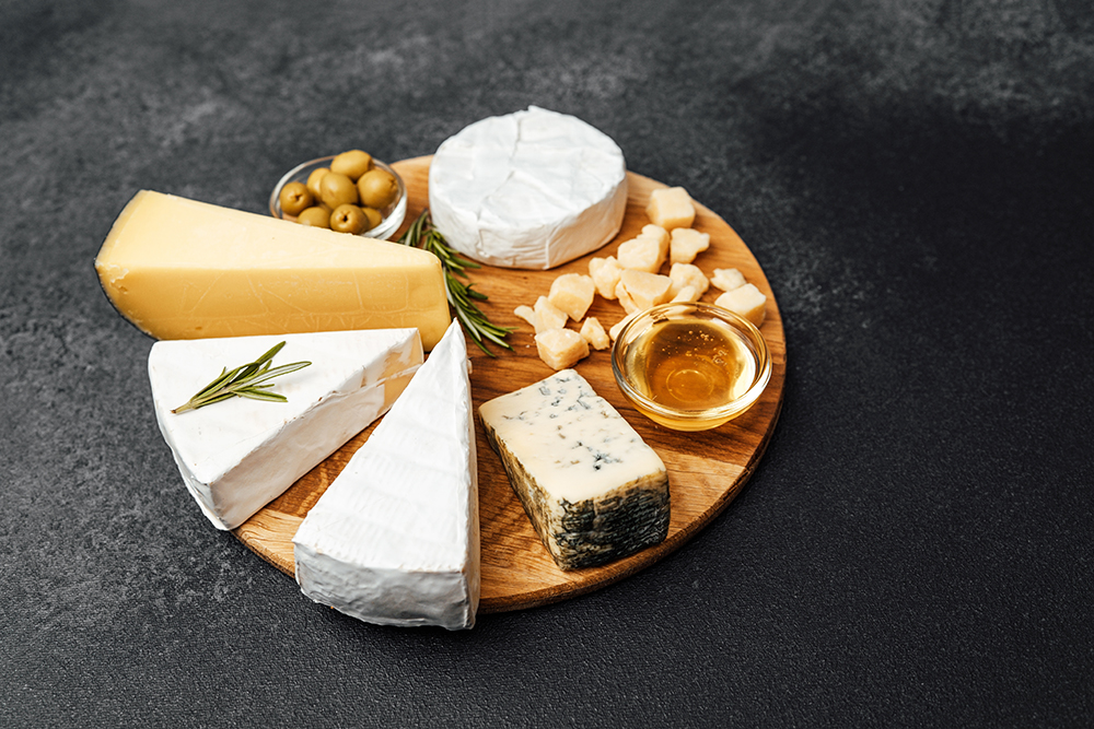 How to Make an Ultimate Cheese Charcuterie Board