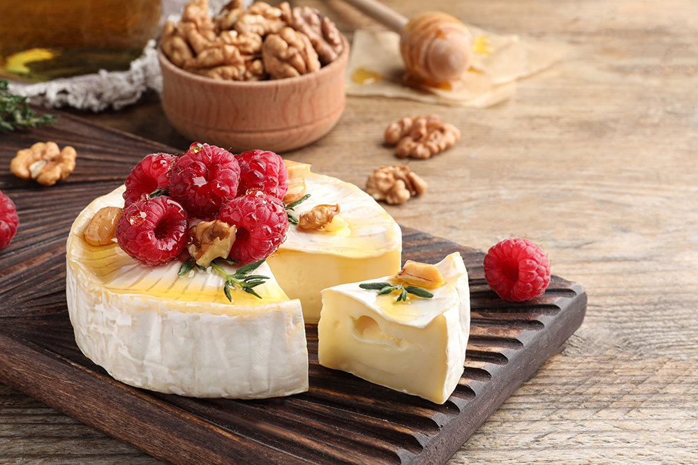 From Brie to Berries: The Best Charcuterie Pairings for White Wine